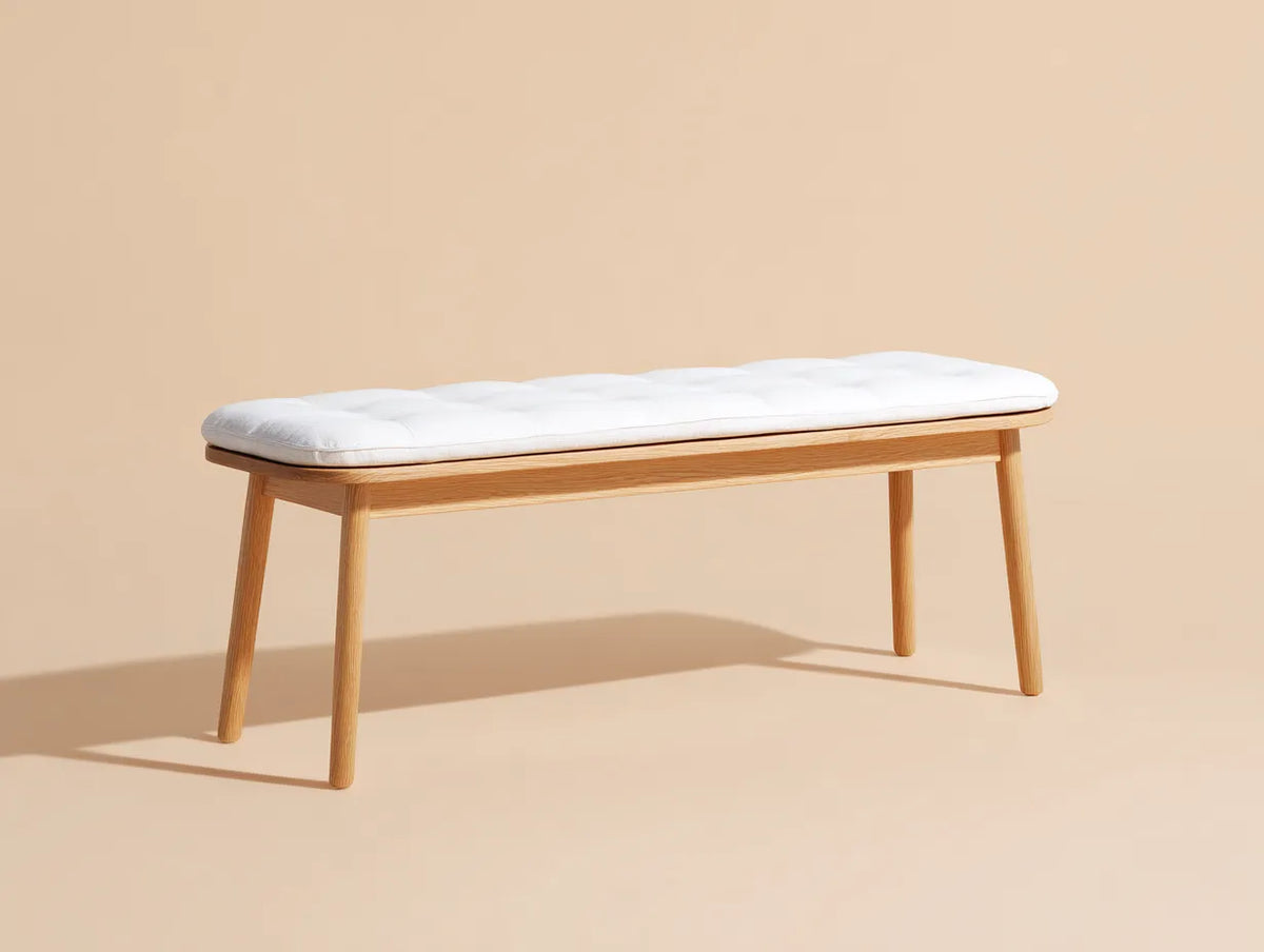 Panca camera da letto 150×42×47 cm in legno marrone chiaro e tessuto bianco - stile nordico con seduta trapuntata